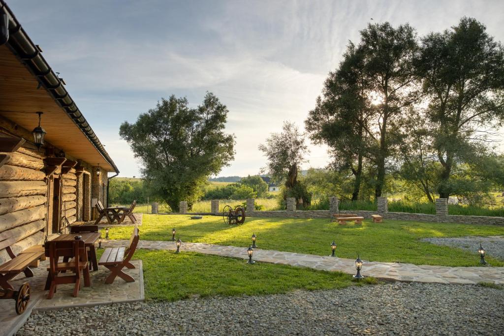 a backyard with a picnic table and a field of grass at Ad Matrem in Zubrzyca Dolna