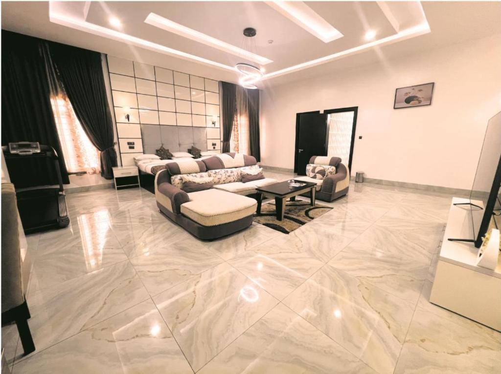 CRISPAN SUITES & EVENT CENTRE - 