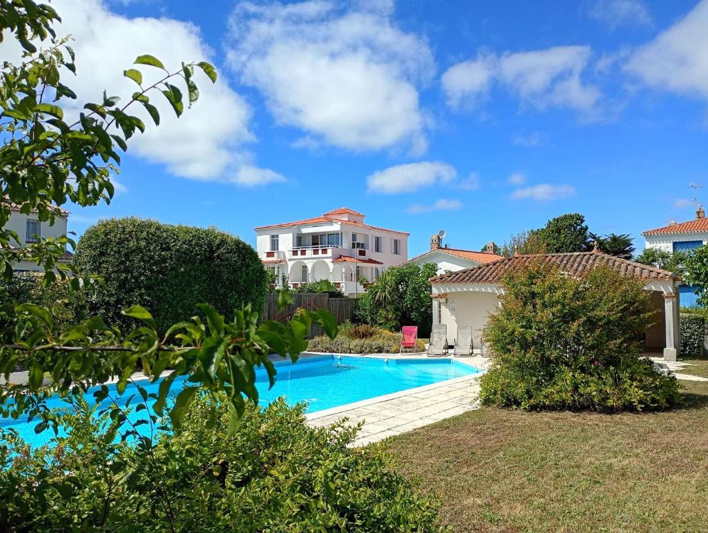 a house with a swimming pool in a yard at Phare - SAINT HILAIRE DE RIEZ in Saint-Hilaire-de-Riez