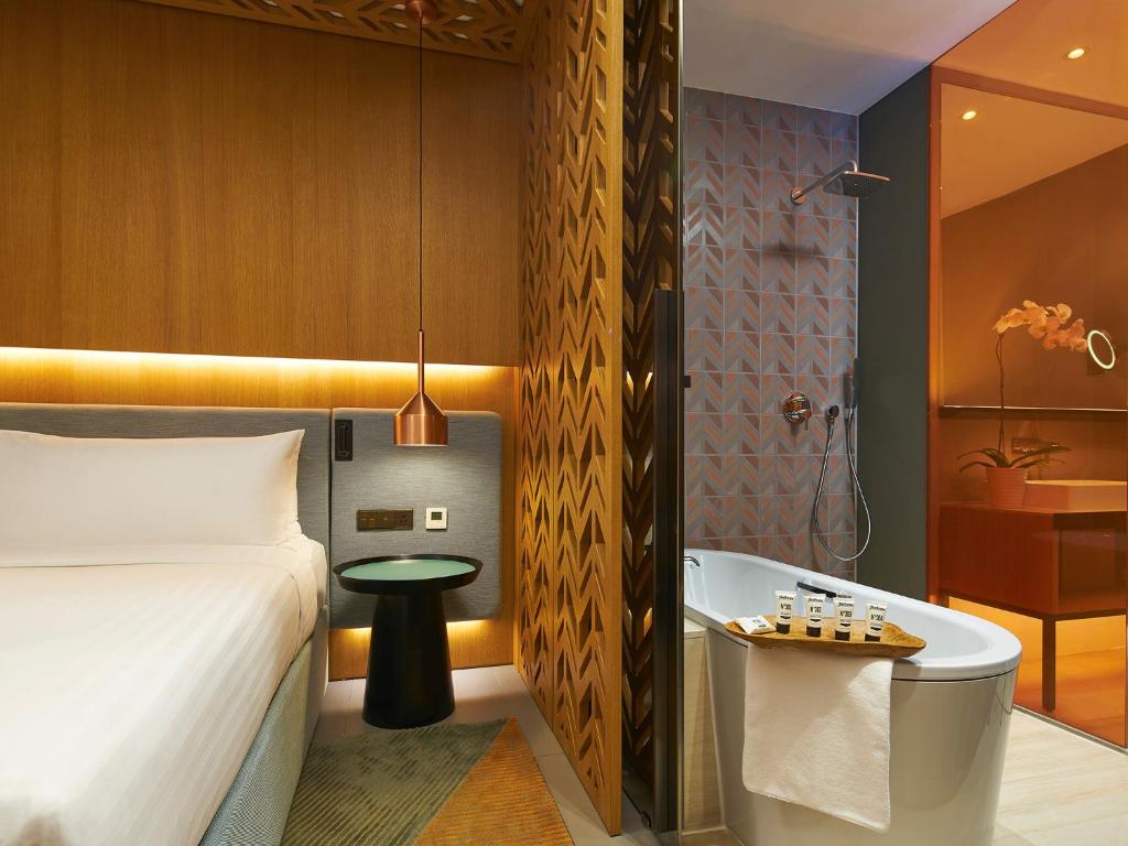 Giường trong phòng chung tại Oasia Hotel Downtown, Singapore by Far East Hospitality