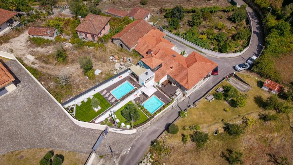 Vista aérea da casa e da piscina