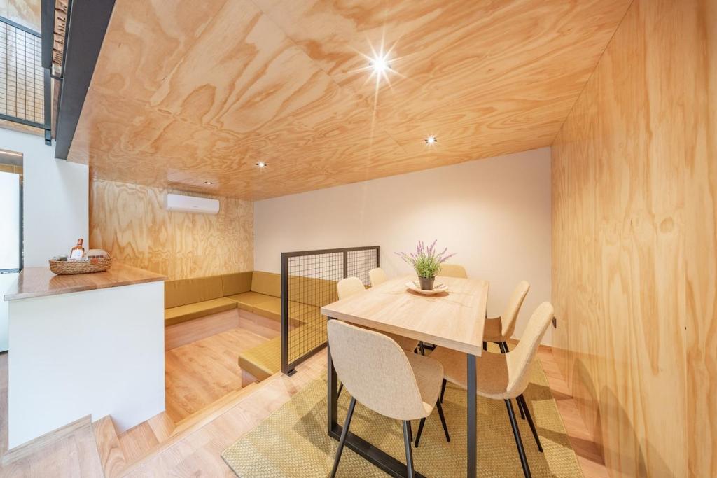 Zona de refeições com mesa e cadeiras