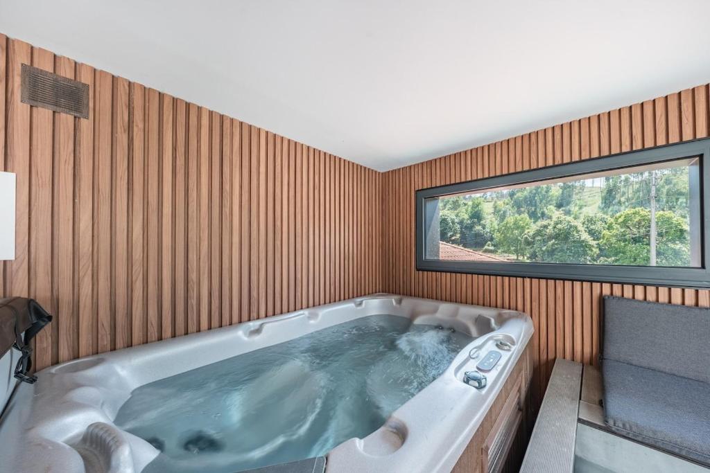 Jacuzzi privado interior revestido a madeira