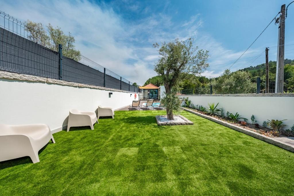Jardim relvado privado junto à piscina