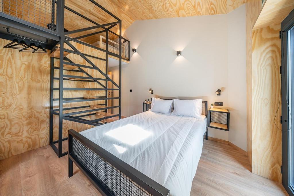 Quarto em mezanino com cama de casal
