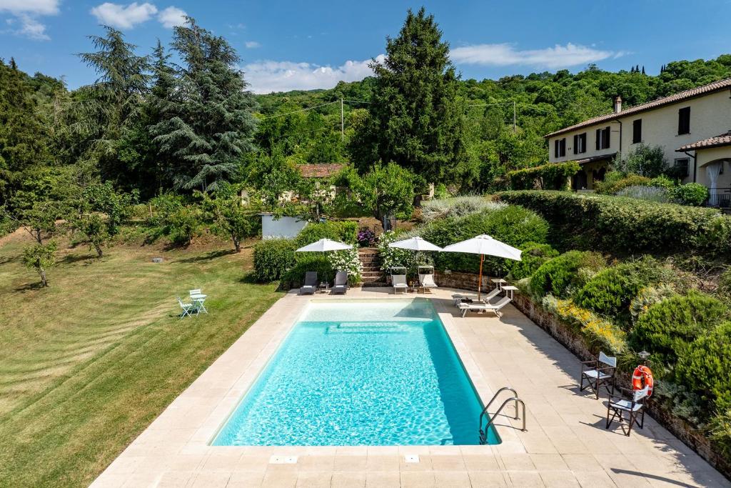 an overhead view of a swimming pool in a yard at CASALE LE CONCE 6, Emma Villas in Castel del Piano