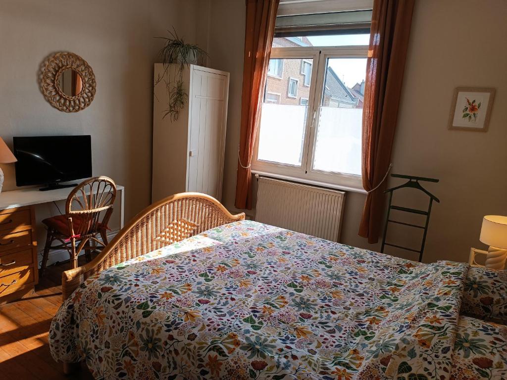 a bedroom with a bed and a desk and a window at Villa Colomba - Chambre Paloma in Dunkerque