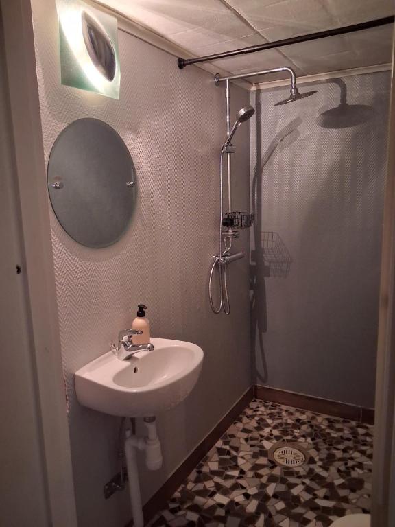 ein Badezimmer mit Waschbecken und Dusche in der Unterkunft Central Studio Sollefteå in Sollefteå