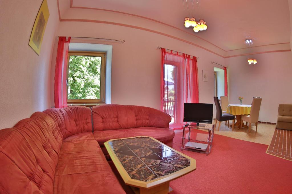 A seating area at Garten- & Loggia-Appartement HERRENHAUS
