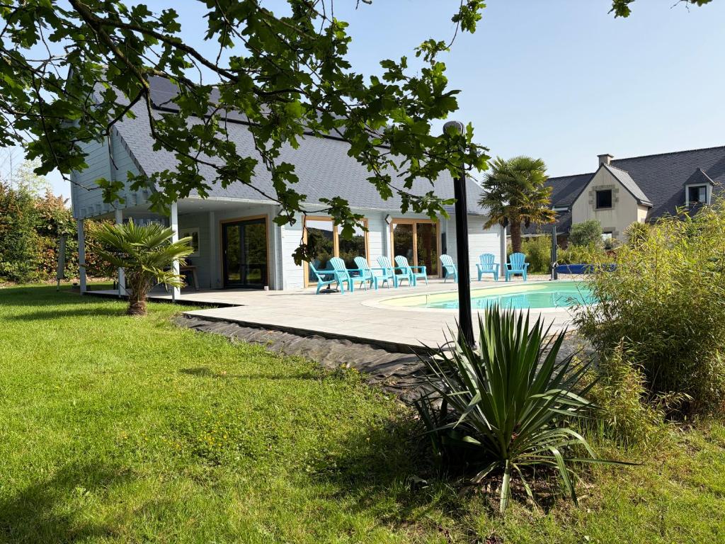 a house with a swimming pool in a yard at Gîte Ker Koad in Pluduno