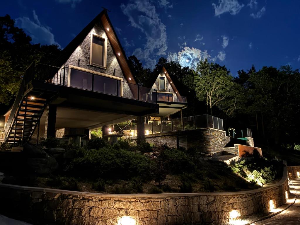 ein Haus mit Terrasse, nachts beleuchtet in der Unterkunft Zebral in Vieira do Minho