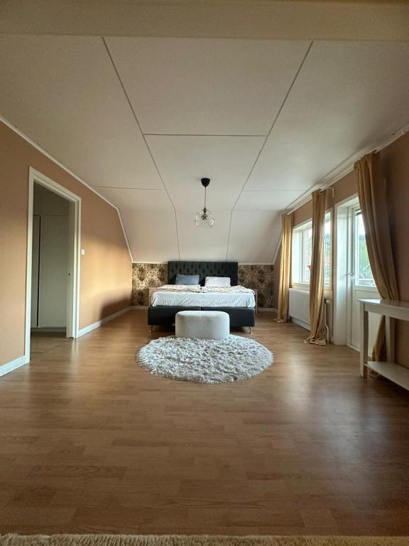 a large room with a bed and a rug at Lägenhet nära hallstaberg & centrum in Sollefteå