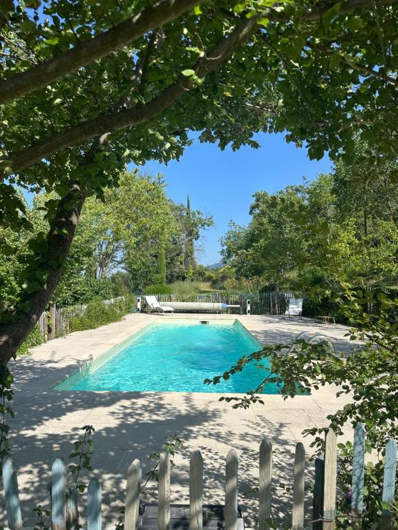 a swimming pool next to a wooden fence at Perseïdes in Saignon