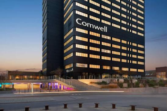 un edificio con un'insegna sul lato di Comwell Hotels a Arhus