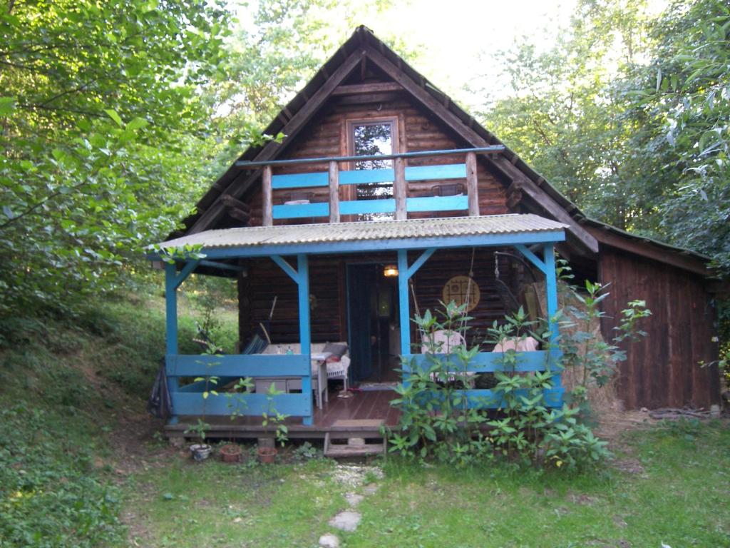 a small cabin with a blue roof at Zakątek u Basi in Twierdza