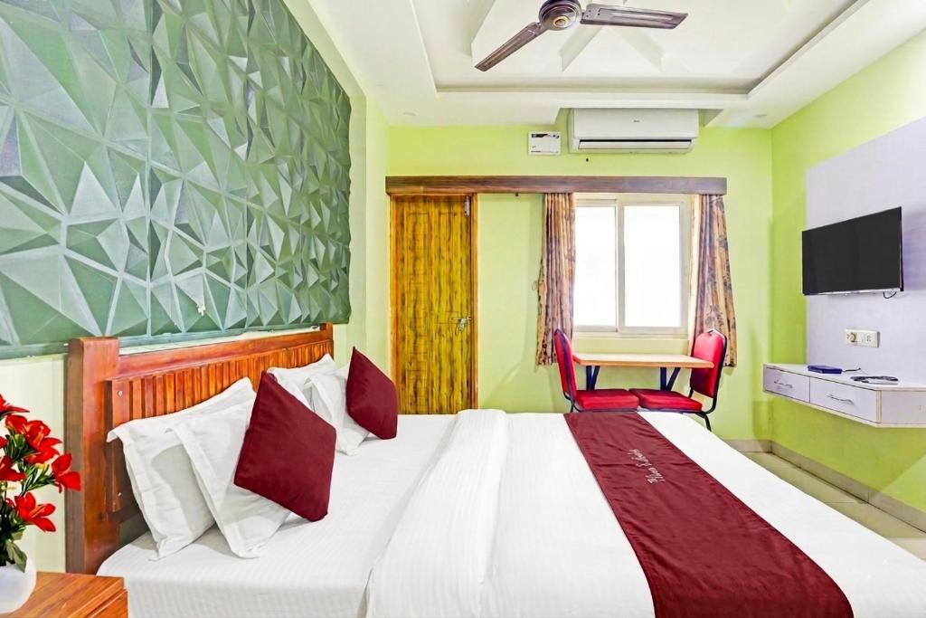 a bedroom with a bed and a table and a chair at Starlighthotels near L&T DLF MIOT Chennai Trade Center Manapakkam in Chennai