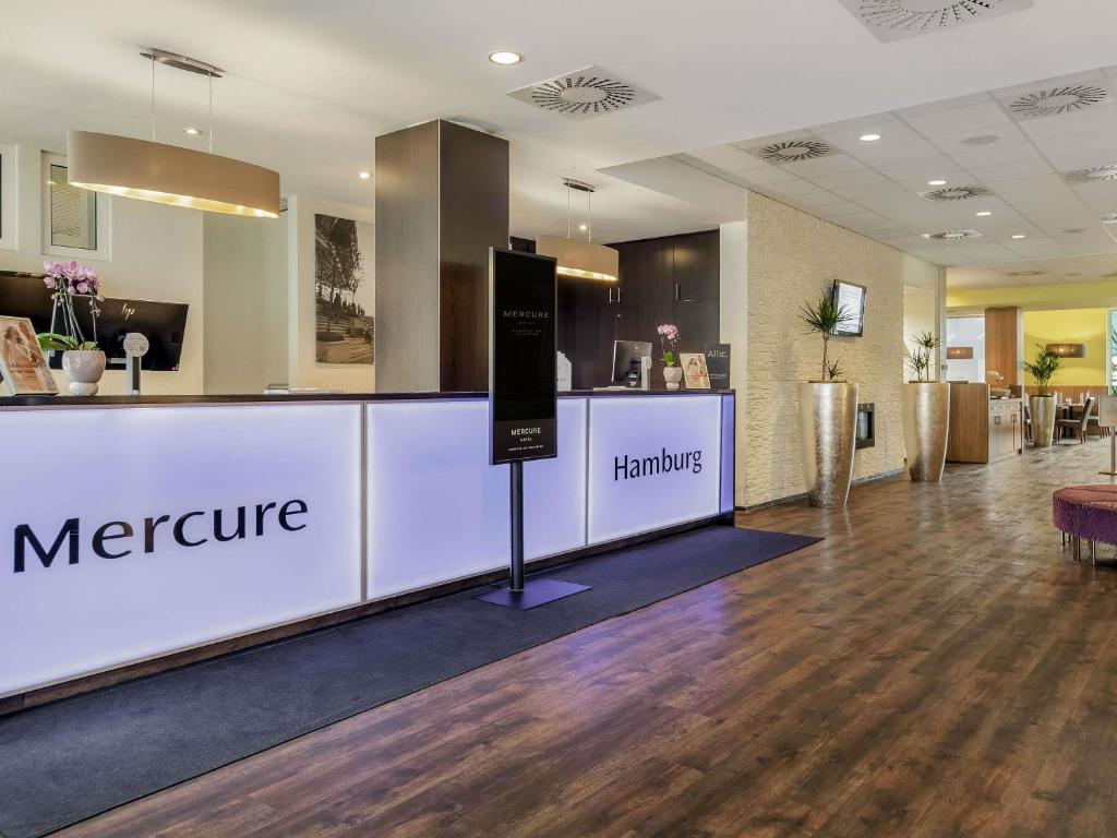 a lobby with a reception counter with a meinephrinephrinephrinephrinephrinephrine at Mercure Hotel Hamburg am Volkspark in Hamburg