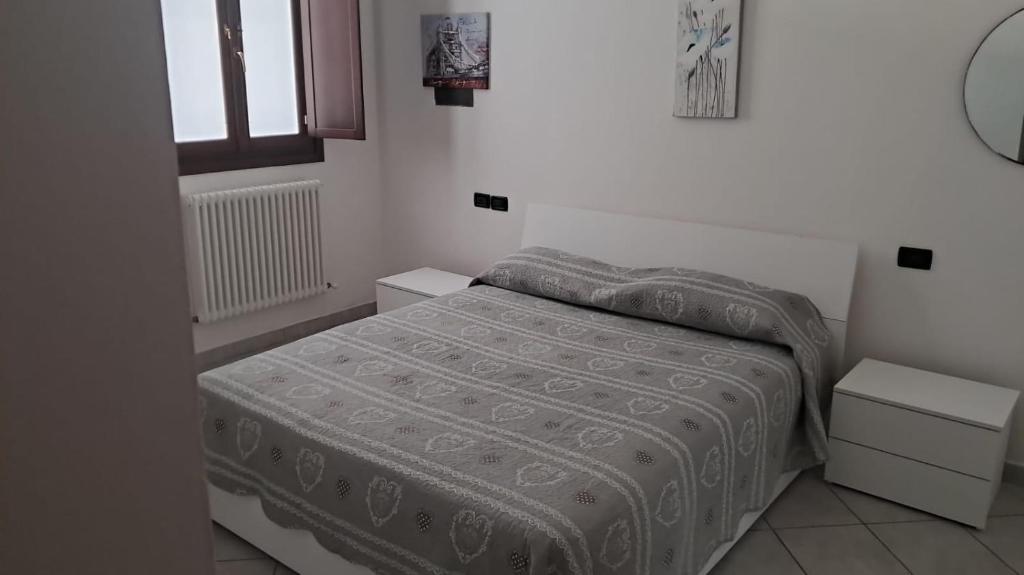 a small bedroom with a bed and a window at 95 by Le Suite in Lugo