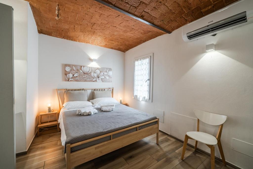 a bedroom with a bed and a chair at Villa Viani in Soliera