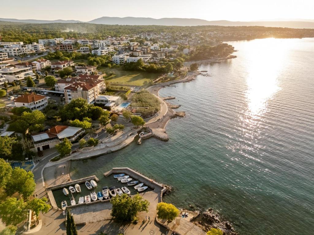eine Luftaufnahme einer Stadt am Wasser in der Unterkunft Hotel Vila Rova in Malinska