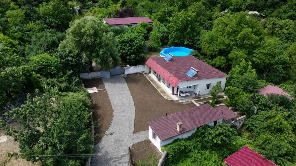 Draufsicht auf ein Haus mit rotem Dach in der Unterkunft 110 Escape in Alawerdi