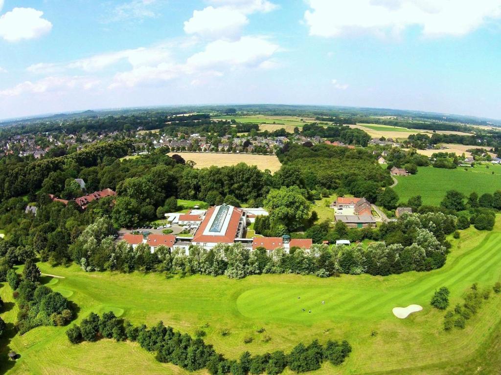 eine Luftaufnahme eines Hauses auf einem Golfplatz in der Unterkunft Mercure Tagungs- & Landhotel Krefeld in Krefeld