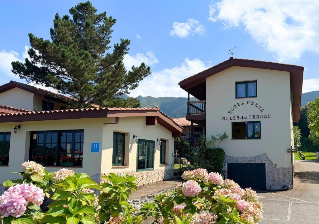 a building with flowers in front of it at Aldea del Trasgu in Cuerres