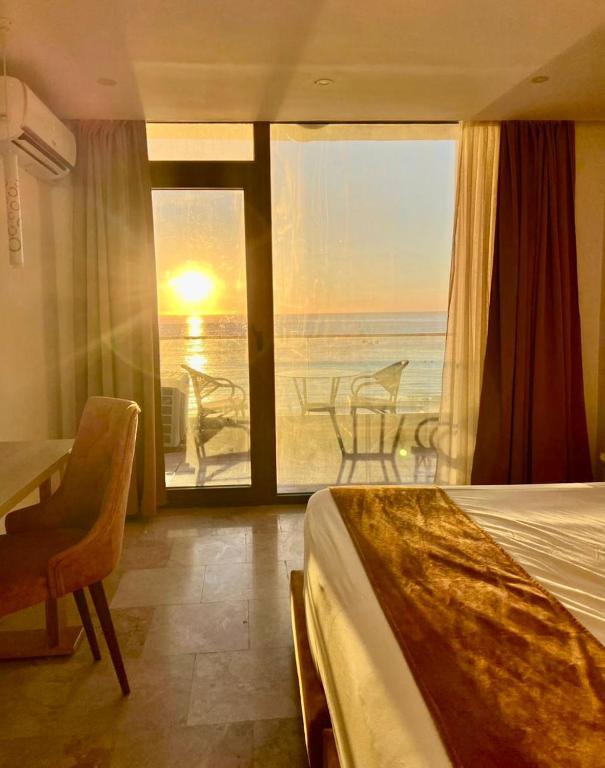 a bedroom with a bed and a view of the ocean at Centre Touristique Le Sable in Alger