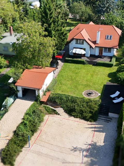 una vista aérea de una casa con un patio en Rezydencja PPPR, 