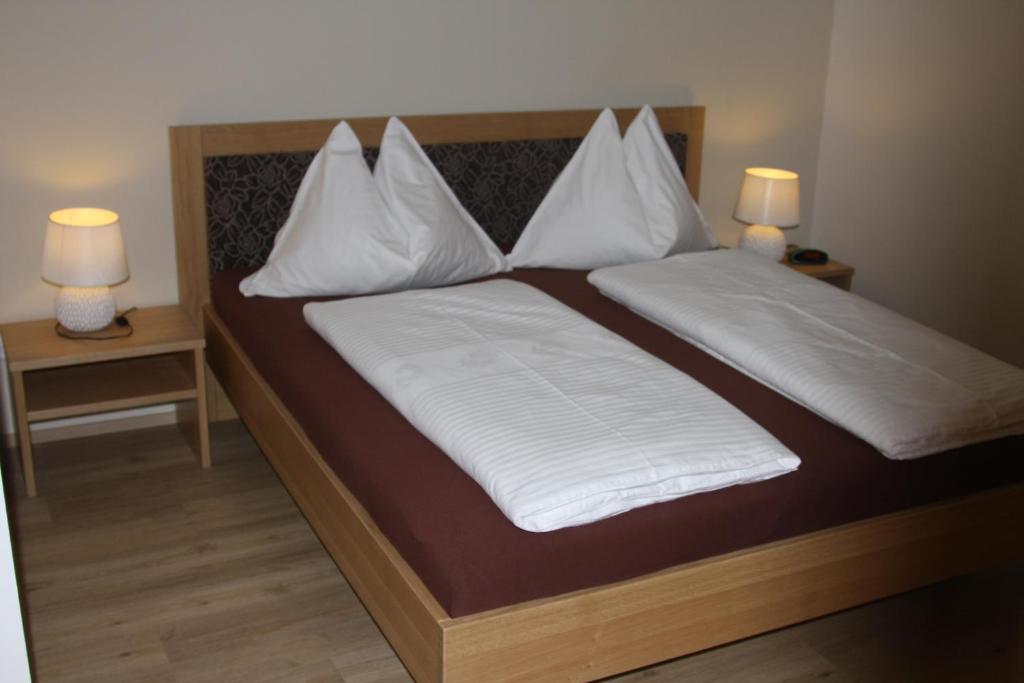Postel nebo postele na pokoji v ubytování Pension & Weingut Storchenblick