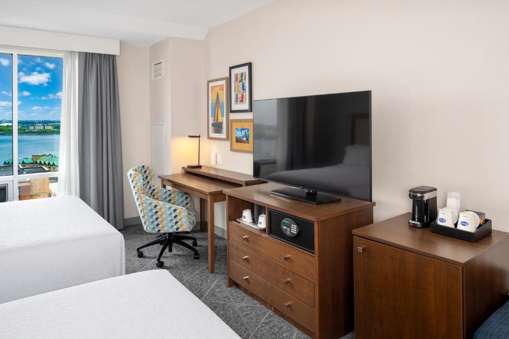Travel Proud Sustainability certification Hampton Inn by Hilton Halifax Downtown - Habitación Premium Queen Con Dos Camas Queen Y Vista Al Puerto - No Fumadores