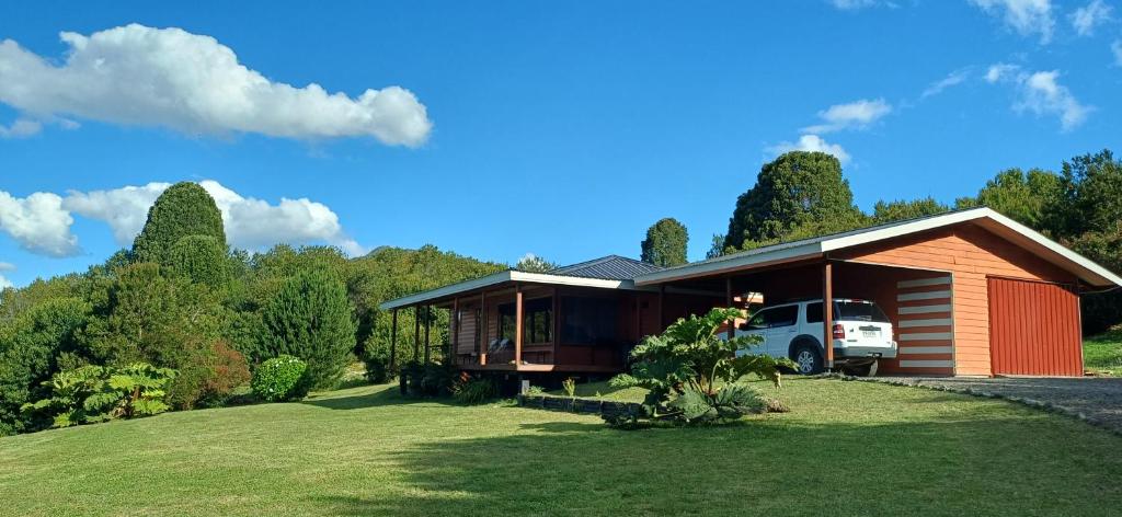 ein Haus mit einem davor geparkten Auto in der Unterkunft Topahue in La Ensenada
