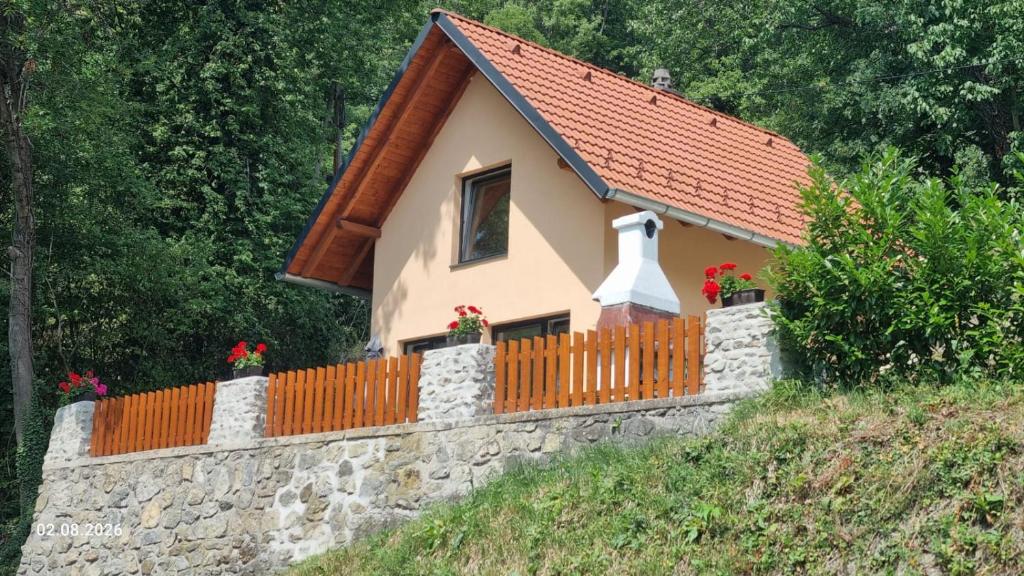 a small house behind a stone wall at Eichberghaus in Aue
