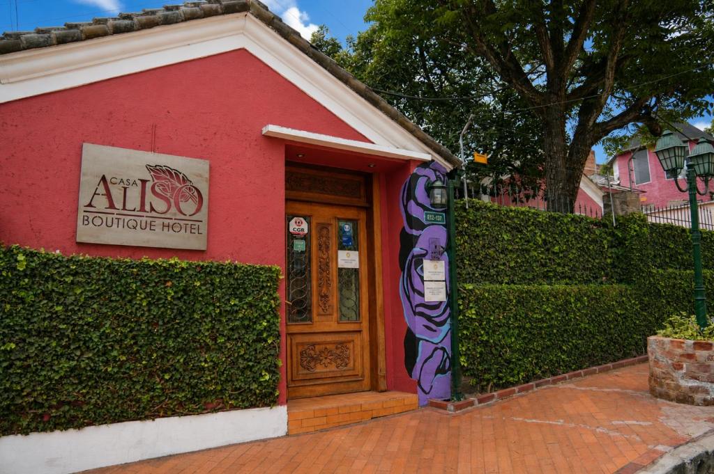 a red building with a entrance to a restaurant at Casa Aliso Hotel Boutique in Quito