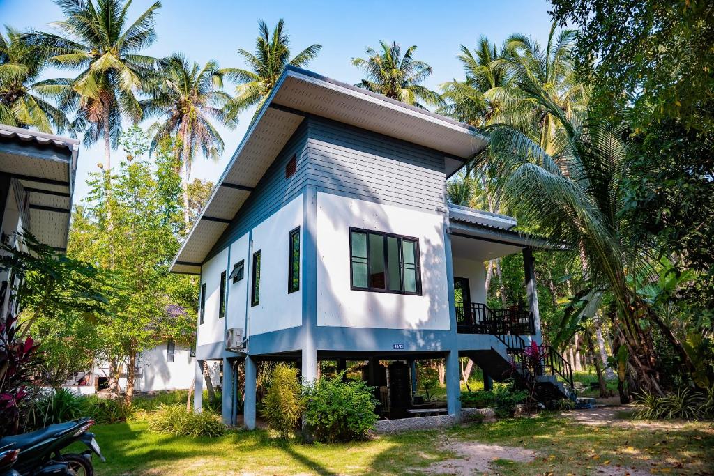 a house with a blue and white facade at Zen Nest in Ko Phangan
