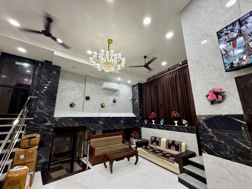 ein Wohnzimmer mit Kamin und Kronleuchter in der Unterkunft Hotel A1 Star in Ajmer