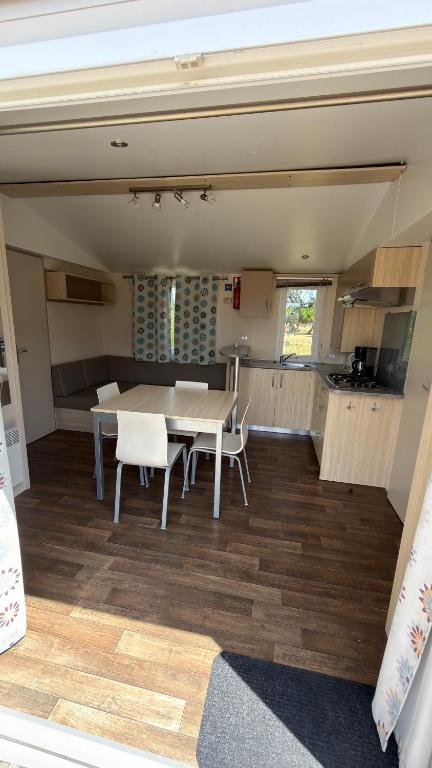 a kitchen and dining room with a table and chairs at Casa Apolinario in Ílhavo