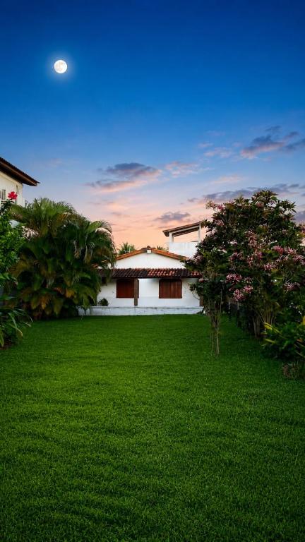 a house with a green lawn in front of it at Casa Luna in Marau