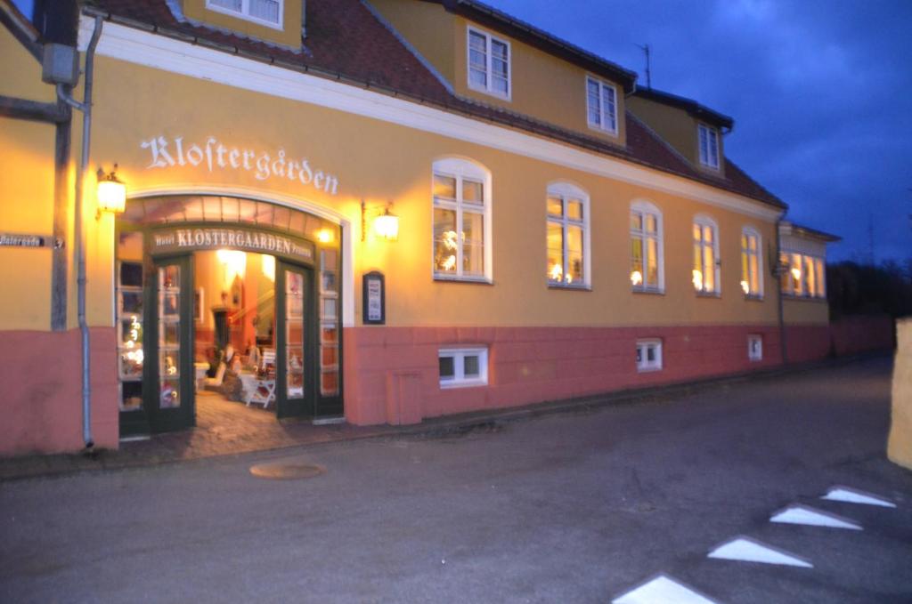 阿靈厄的住宿－Hotel Klostergaarden，建筑前方的商店,窗户上有灯