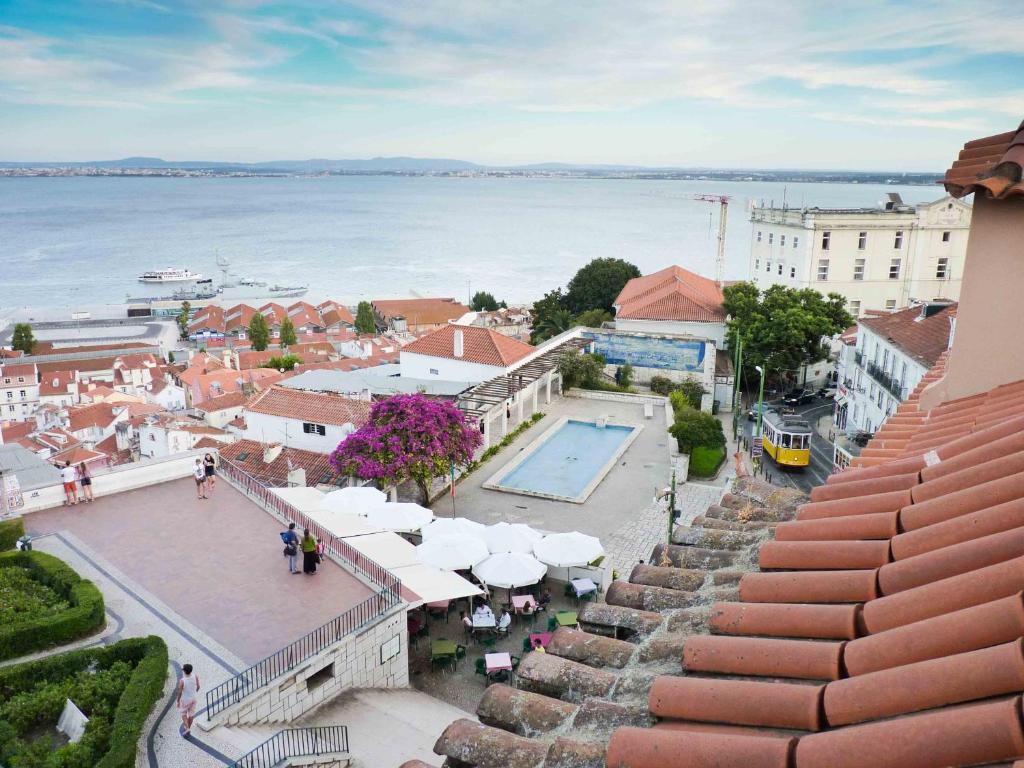 Tram 28 apartment with Perfect View over Alfama