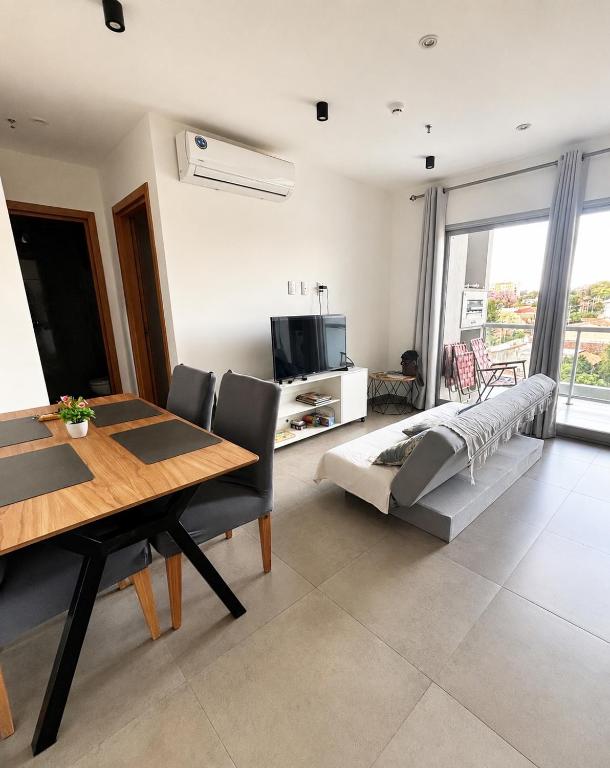 ein Wohnzimmer mit Esstisch und Sofa in der Unterkunft TR Recoleta in Asunción