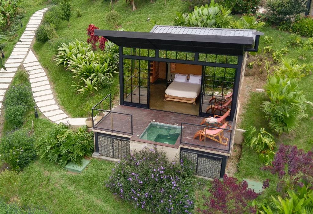 Een bovenaanzicht van een huis met een zwembad. bij Macana Eco Hotel in Montenegro