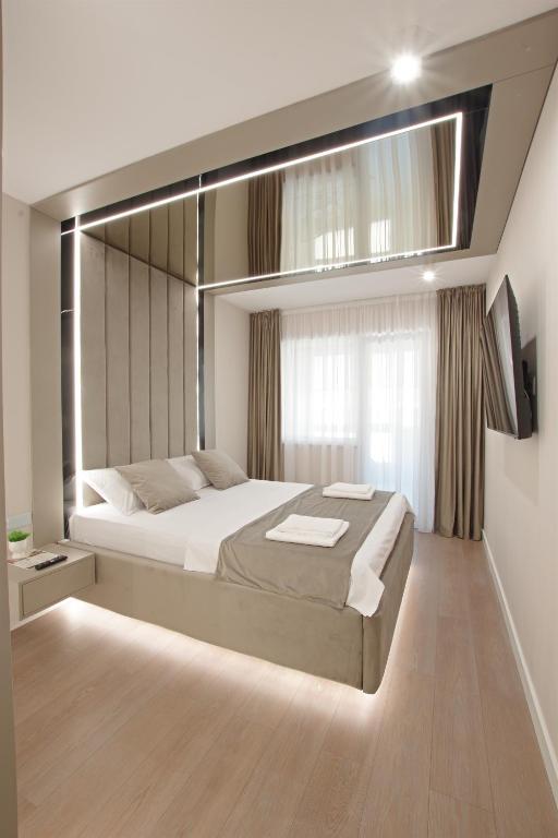 a bedroom with a large bed and a window at Bacovia Grand Apartment- Free Parking in Bacău