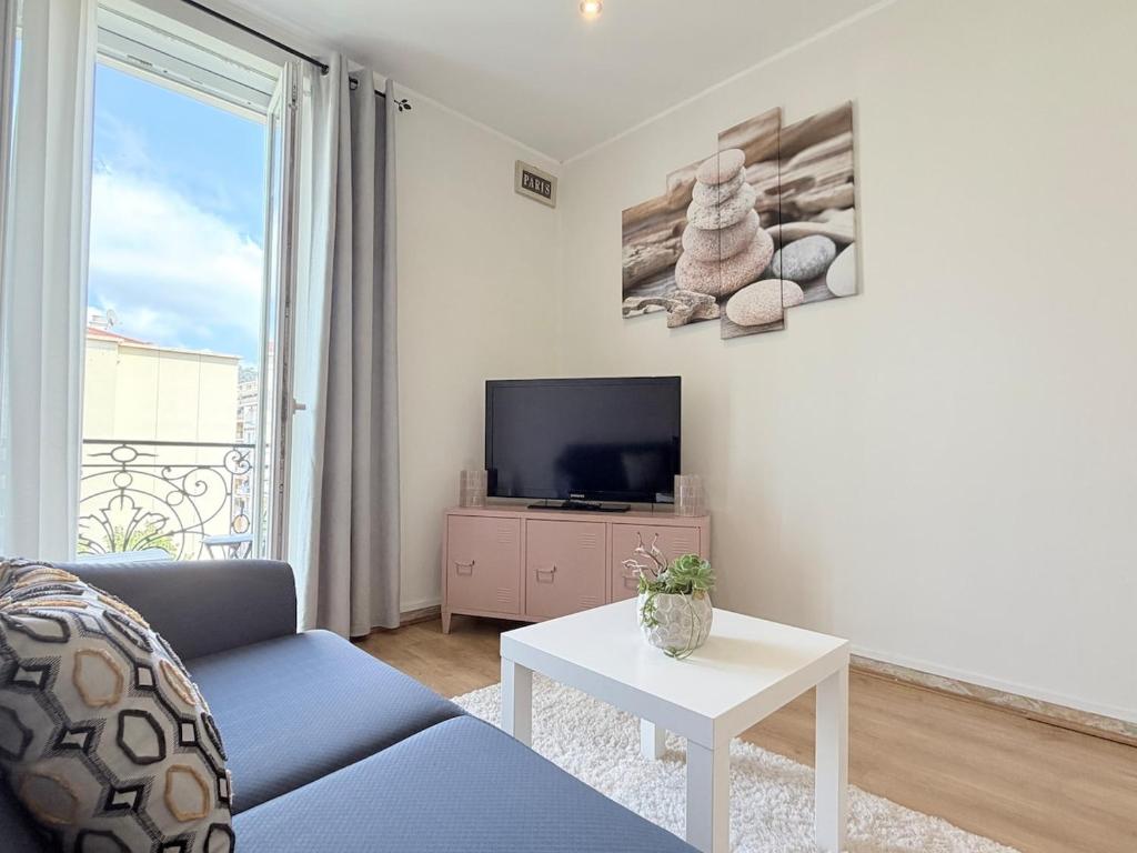 Bright cozy space with balcony Nice center within walking distance