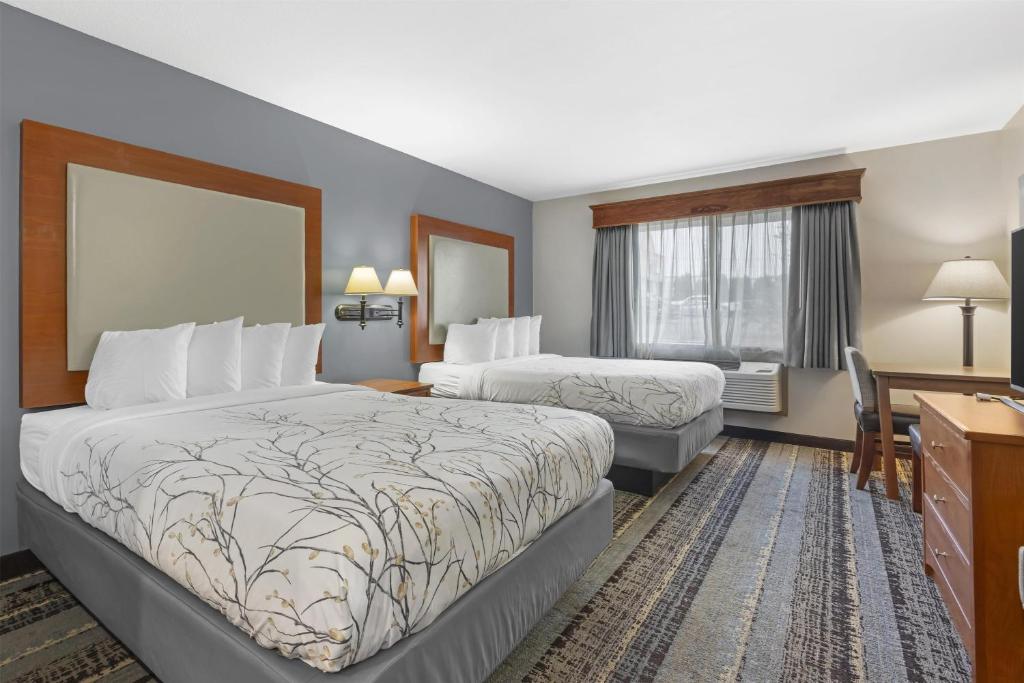 a hotel room with two beds and a desk at Best Western Newberg Inn in Newberg