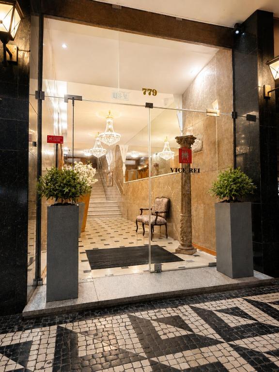 a store front with a glass door with a chair in it at Hotel Vice-Rei in Porto