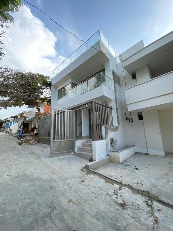 an empty parking lot in front of a white building at La Rosita 2 in Puerto Colombia
