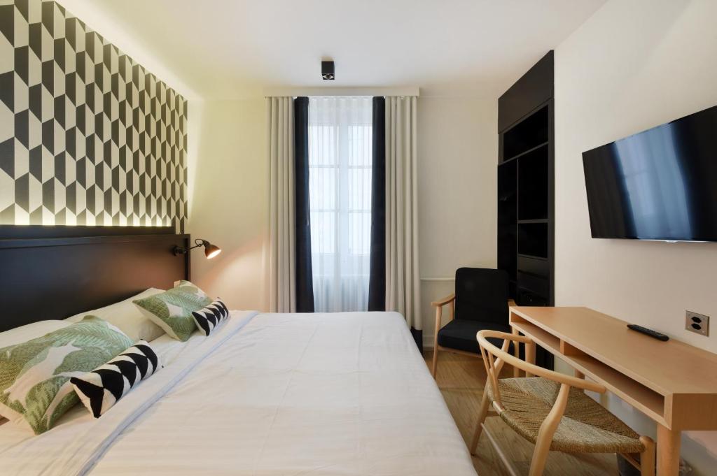 Postel nebo postele na pokoji v ubytování Hôtel Pax