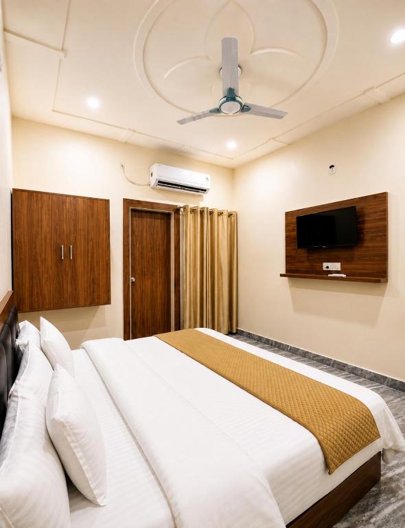 Krevet ili kreveti u jedinici u okviru objekta Hotel Brij Vaas - Located Near Major Temples #AC Rooms #Peaceful Location #Near Prem Mandir