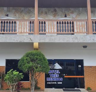 a front door of a building with a tree in front at Hotel 3 meninos in Itariri